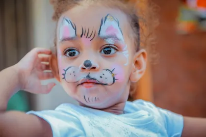 Arcfestés és lufihajtogató - Mini-manó játszóház